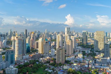 Bangkok şehir merkezi Skyline 'ın havadan görüntüsü. Tayland. Finansal bölge ve Asya 'nın akıllı kentsel kentindeki iş merkezleri. Gökdelen ve gökdelenler öğlen vakti mavi gökyüzüyle.