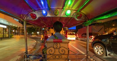 Tuk Tuk 'a binmek sokak yolunda, Tayland' ın geleneksel yerli taksisi geceleyin Bangkok City, Tayland 'da tatil gezisi ve ulaşım konseptinde.