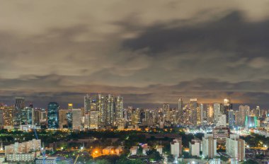 Bangkok şehir merkezi Skyline 'ın havadan görüntüsü. Tayland. Finansal bölge ve Asya 'nın akıllı kentsel kentindeki iş merkezleri. Geceleri gökdelen ve yüksek binalar.