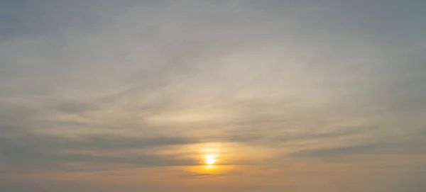 夕阳西下摘要自然景观背景 黄昏时分的蓝色 彩色云彩 — 图库照片