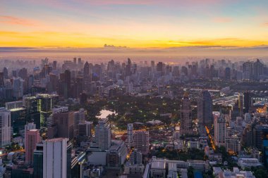 Bangkok şehir merkezinin sisli gökyüzü manzarası. Tayland. Finansal bölge ve Asya 'nın akıllı kentsel kentindeki iş merkezleri. Gün batımında gökdelen ve yüksek binalar.