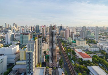 Bangkok şehir merkezi Skyline 'ın havadan görüntüsü. Tayland. Finansal bölge ve Asya 'nın akıllı kentsel kentindeki iş merkezleri. Gökdelen ve gökdelenler öğlen vakti mavi gökyüzüyle.