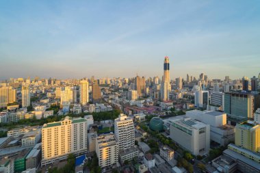 Bangkok şehir merkezi Skyline 'ın havadan görüntüsü. Tayland. Finansal bölge ve Asya 'nın akıllı kentsel kentindeki iş merkezleri. Gökdelen ve gökdelenler öğlen vakti mavi gökyüzüyle.