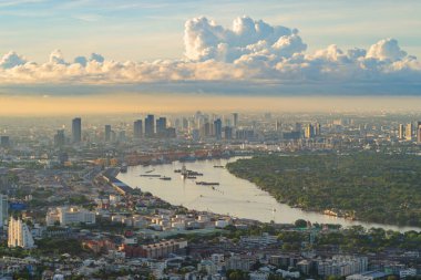 Şehir merkezindeki iş ve lojistik uluslararası malların ihracat ve ithalatındaki konteyner kargo gemisinin hava görüntüsü. Tayland 'ın Bangkok limanındaki vinçle limana nakliye..