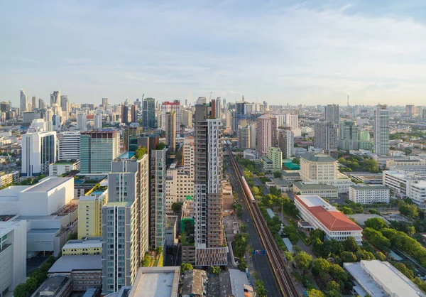 Bangkok şehir merkezi Skyline 'ın havadan görüntüsü. Tayland. Finansal bölge ve Asya 'nın akıllı kentsel kentindeki iş merkezleri. Gökdelen ve gökdelenler öğlen vakti mavi gökyüzüyle.