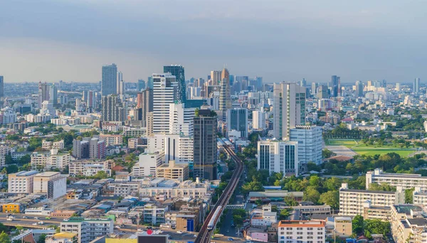Bangkok şehir merkezi Skyline 'ın havadan görüntüsü. Tayland. Finansal bölge ve Asya 'nın akıllı kentsel kentindeki iş merkezleri. Gökdelen ve gökdelenler öğlen vakti mavi gökyüzüyle.