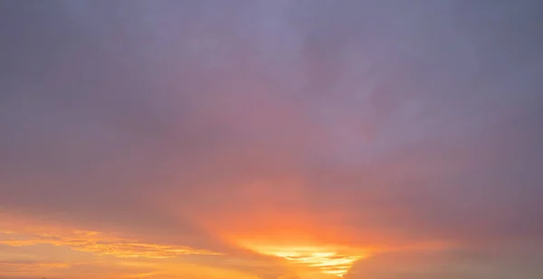 Небо Солнца Абстрактный Ландшафтный Фон Драматические Голубые Оранжевые Красочные Облака — стоковое фото