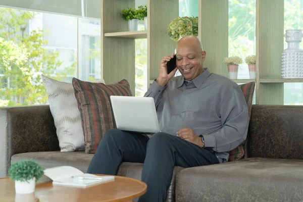 Zakelijke Oudere Black American Man Afrikaanse Persoon Met Behulp Van — Stockfoto