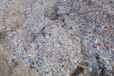 Çevre kirliliğinde endüstriyel fabrikada farklı tipteki dağ çöp yığını, plastik torbalar ve çöp yığınlarından oluşan hava manzarası. Çöp boşaltma alanında atık depolama.