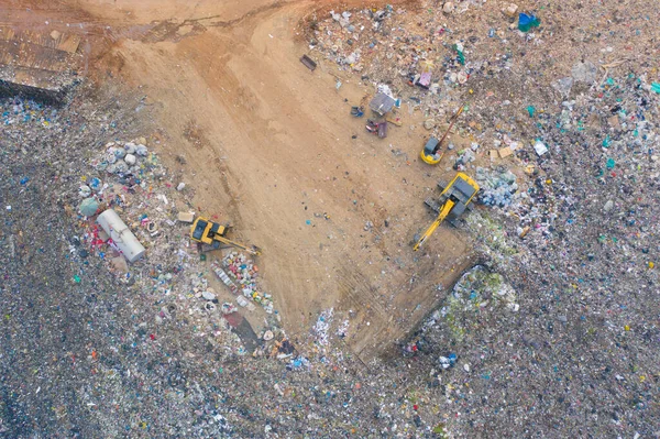 環境汚染の工業工場でトラクター車と大規模な山のゴミ山 ビニール袋 ゴミのさまざまなタイプのスタックの空中ビュー 投棄場の廃棄物処理 — ストック写真