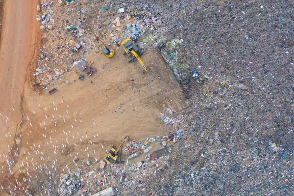 環境汚染の工業工場でトラクター車と大規模な山のゴミ山 ビニール袋 ゴミのさまざまなタイプのスタックの空中ビュー 投棄場の廃棄物処理 — ストック写真
