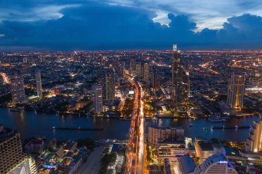 Chao Phraya nehri ile Bangkok şehir merkezinin gökyüzü manzarası. Tayland. Finansal bölge ve Asya 'nın akıllı kentsel kentindeki iş merkezleri. Geceleri gökdelen ve yüksek binalar