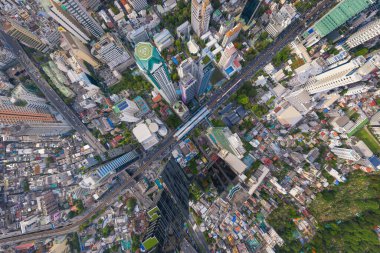 Bangkok şehir merkezinin Skyline 'daki karayolu manzarası. Tayland. Finansal bölge ve Asya 'nın akıllı kentsel kentindeki iş merkezleri. Gün batımında gökdelen ve yüksek binalar.