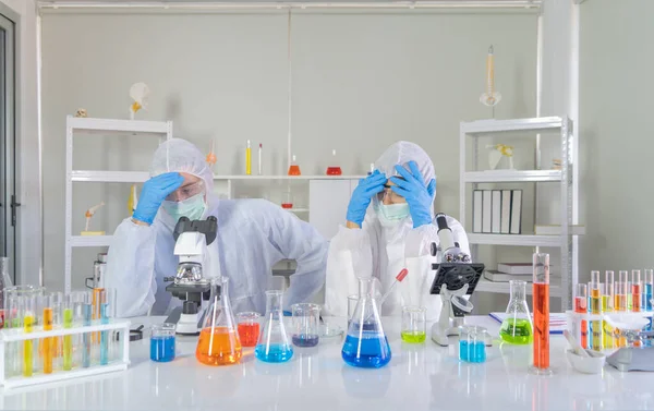 과학자 부부는 분야에서 실험실이나 실험실에서 바이러스의 백신을 분석하고 개발하는 — 스톡 사진