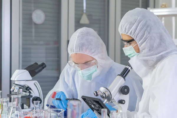 Western Scientists Couple Working Test Tube Analysis Develop Vaccine Covid — Stock Photo, Image