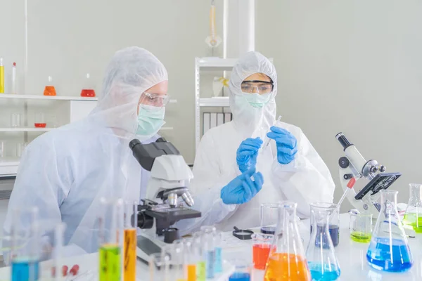 欧米の科学者は 技術医療 研究の研究室や研究室で Covid 19ウイルスのワクチンの分析と開発のための試験管に取り組んでいます 実験科学 — ストック写真