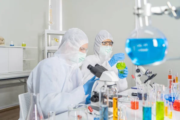 Western Scientists Couple Working Test Tube Analysis Develop Vaccine Covid — Stock Photo, Image