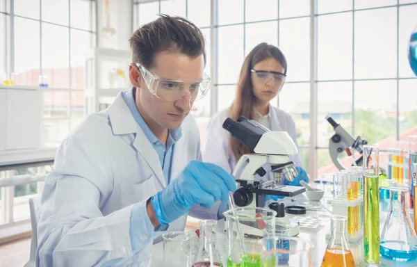 Casal Cientistas Ocidentais Trabalhando Tubo Teste Para Analisar Desenvolver Vacina — Fotografia de Stock