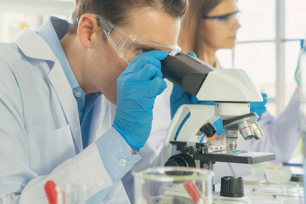 Western Scientists Couple Working Test Tube Analysis Develop Vaccine Covid — Stock Photo, Image