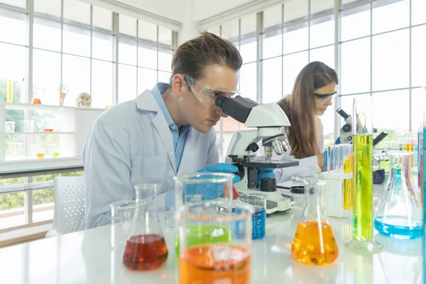 Casal Cientistas Ocidentais Trabalhando Tubo Teste Para Analisar Desenvolver Vacina — Fotografia de Stock