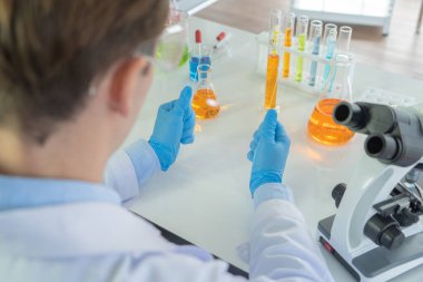 Batılı bir bilim adamı laboratuvar, kimya, sağlık ve araştırma alanlarında covid-19 virüsü aşısı geliştirmek ve analiz etmek için hologram tableti kullanıyor. Deney.