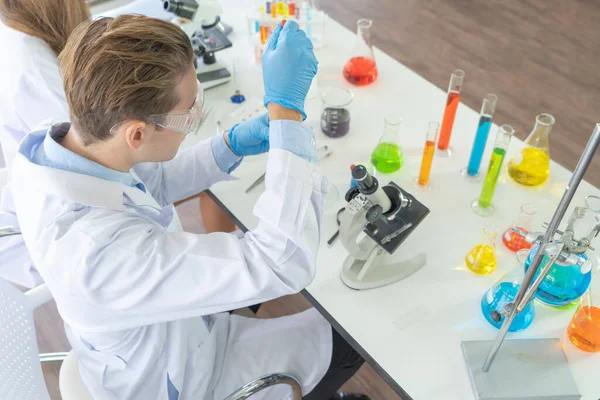 Cientista Ocidental Que Trabalha Tubo Ensaio Para Analisar Desenvolver Vacina — Fotografia de Stock