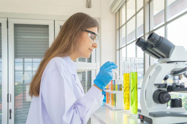 欧米の科学者の女性は 技術医療 研究の研究室や研究室で Covid 19ウイルスのワクチンの分析と開発のための試験管に取り組んでいます 実験科学 — ストック写真