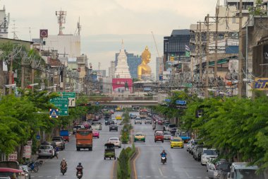 Wat Paknam Phasi Charoen Tapınağı 'ndaki Phasi Charoen semtindeki Phasi Charoen semtindeki trafik yolu üzerinde arabaları olan dev Buda' nın hava manzarası. Şehir merkezi, Tayland. Şehir merkezi..