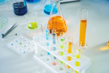 Laboratuvarda ya da laboratuarda teknoloji, kimya, sağlık, araştırma konsepti laboratuvarında covid-19 virüsünün aşısını analiz etmek ve geliştirmek için renkli test tüpleri üzerinde çalışan bilim adamları. Deneysel bilim testi