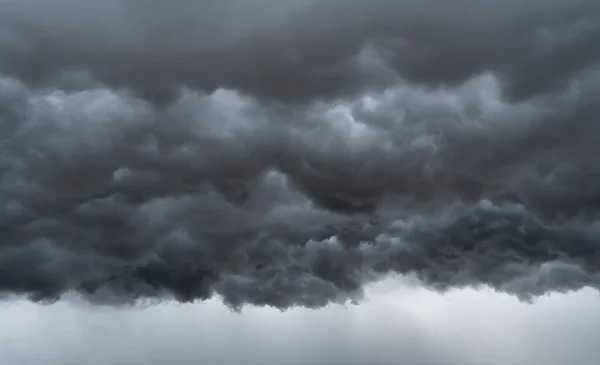 Dramáticas Nubes Grises Oscuras Cielo Con Tormenta Truenos Lluvia Naturaleza — Foto de Stock