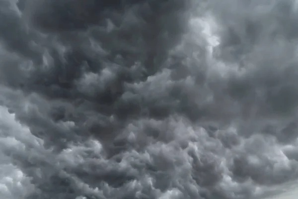 雷雨と雨と劇的な暗い灰色の雲の空 概要自然景観背景 — ストック写真