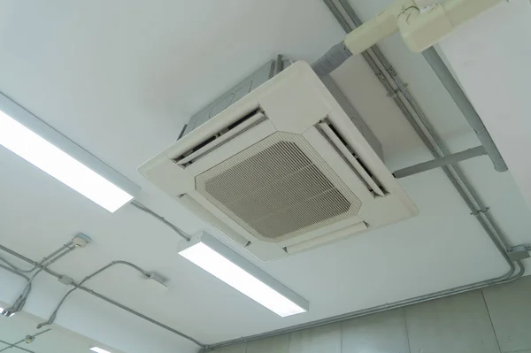 Modern Vit Takmonterad Kassett Typ Luftkonditionering Kontorsbyggnad Systemarbete Ventilationskompressor — Stockfoto