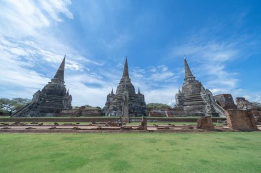 Tayland, Bangkok yakınlarındaki Phra Nakhon Si Ayutthaya ilindeki eski bir tapınağın kalıntıları. Eski tapınaktaki eski bir Buda heykeli. Ünlü turistik mekan. Tayland mimarisinin tarihi.