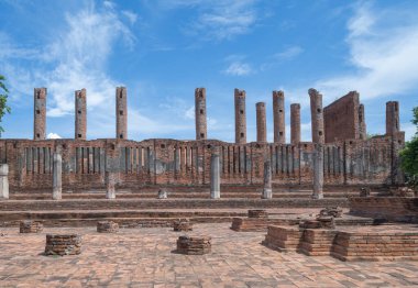 Tayland, Bangkok yakınlarındaki Phra Nakhon Si Ayutthaya ilindeki eski bir tapınağın kalıntıları. Eski tapınaktaki eski bir Buda heykeli. Ünlü turistik mekan. Tayland mimarisinin tarihi.