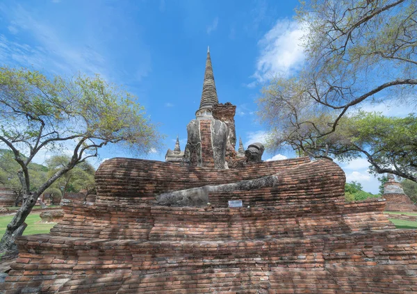 泰国曼谷附近Phra Nakhon Ayutthaya省一座寺庙的旧址 古庙中的一个古老的佛像 著名的旅游胜地 泰国建筑史 — 图库照片