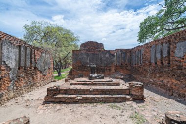 Tayland, Bangkok yakınlarındaki Phra Nakhon Si Ayutthaya ilindeki eski bir tapınağın kalıntıları. Eski tapınaktaki eski bir Buda heykeli. Ünlü turistik mekan. Tayland mimarisinin tarihi.