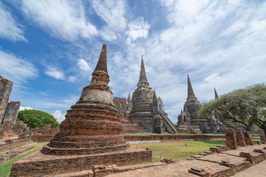 Tayland, Bangkok yakınlarındaki Phra Nakhon Si Ayutthaya ilindeki eski bir tapınağın kalıntıları. Eski tapınaktaki eski bir Buda heykeli. Ünlü turistik mekan. Tayland mimarisinin tarihi.