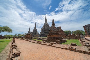 Tayland, Bangkok yakınlarındaki Phra Nakhon Si Ayutthaya ilindeki eski bir tapınağın kalıntıları. Eski tapınaktaki eski bir Buda heykeli. Ünlü turistik mekan. Tayland mimarisinin tarihi.