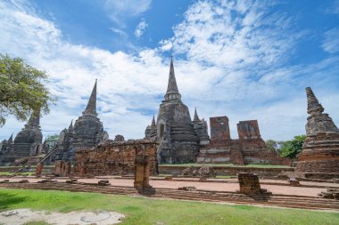 Tayland, Bangkok yakınlarındaki Phra Nakhon Si Ayutthaya ilindeki eski bir tapınağın kalıntıları. Eski tapınaktaki eski bir Buda heykeli. Ünlü turistik mekan. Tayland mimarisinin tarihi.