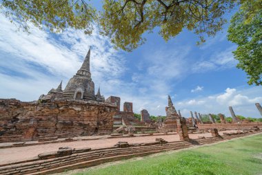 Tayland, Bangkok yakınlarındaki Phra Nakhon Si Ayutthaya ilindeki eski bir tapınağın kalıntıları. Eski tapınaktaki eski bir Buda heykeli. Ünlü turistik mekan. Tayland mimarisinin tarihi.