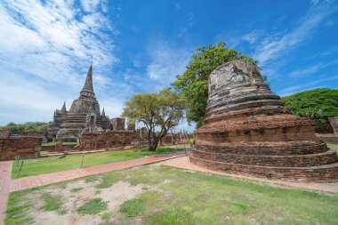 Tayland, Bangkok yakınlarındaki Phra Nakhon Si Ayutthaya ilindeki eski bir tapınağın kalıntıları. Eski tapınaktaki eski bir Buda heykeli. Ünlü turistik mekan. Tayland mimarisinin tarihi.