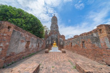 Tayland, Bangkok yakınlarındaki Phra Nakhon Si Ayutthaya ilindeki eski bir tapınağın kalıntıları. Eski tapınaktaki eski bir Buda heykeli. Ünlü turistik mekan. Tayland mimarisinin tarihi.