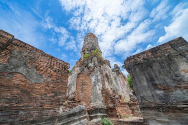 Tayland, Bangkok yakınlarındaki Phra Nakhon Si Ayutthaya ilindeki eski bir tapınağın kalıntıları. Eski tapınaktaki eski bir Buda heykeli. Ünlü turistik mekan. Tayland mimarisinin tarihi.