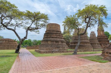 Tayland, Bangkok yakınlarındaki Phra Nakhon Si Ayutthaya ilindeki eski bir tapınağın kalıntıları. Eski tapınaktaki eski bir Buda heykeli. Ünlü turistik mekan. Tayland mimarisinin tarihi.