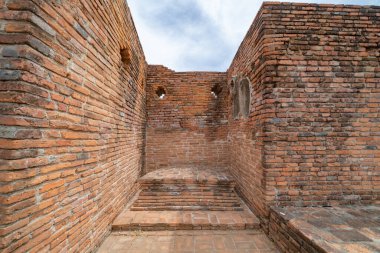 Tayland, Bangkok yakınlarındaki Phra Nakhon Si Ayutthaya ilindeki eski bir tapınağın kalıntıları. Eski tapınaktaki eski bir Buda heykeli. Ünlü turistik mekan. Tayland mimarisinin tarihi.