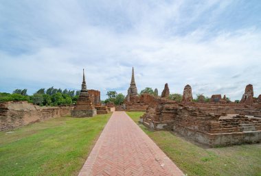 Tayland, Bangkok yakınlarındaki Phra Nakhon Si Ayutthaya ilindeki eski bir tapınağın kalıntıları. Eski tapınaktaki eski bir Buda heykeli. Ünlü turistik mekan. Tayland mimarisinin tarihi.