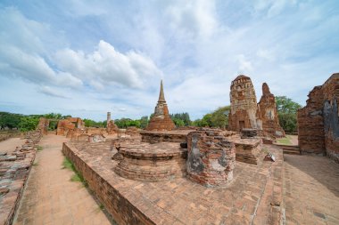Tayland, Bangkok yakınlarındaki Phra Nakhon Si Ayutthaya ilindeki eski bir tapınağın kalıntıları. Eski tapınaktaki eski bir Buda heykeli. Ünlü turistik mekan. Tayland mimarisinin tarihi.