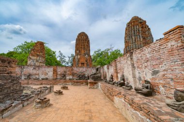 Tayland, Bangkok yakınlarındaki Phra Nakhon Si Ayutthaya ilindeki eski bir tapınağın kalıntıları. Eski tapınaktaki eski bir Buda heykeli. Ünlü turistik mekan. Tayland mimarisinin tarihi.