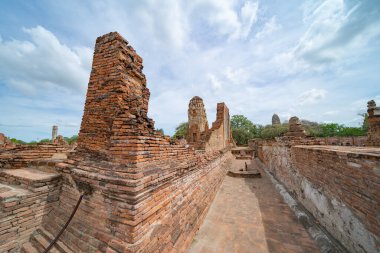 Tayland, Bangkok yakınlarındaki Phra Nakhon Si Ayutthaya ilindeki eski bir tapınağın kalıntıları. Eski tapınaktaki eski bir Buda heykeli. Ünlü turistik mekan. Tayland mimarisinin tarihi.