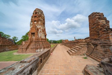 Tayland, Bangkok yakınlarındaki Phra Nakhon Si Ayutthaya ilindeki eski bir tapınağın kalıntıları. Eski tapınaktaki eski bir Buda heykeli. Ünlü turistik mekan. Tayland mimarisinin tarihi.